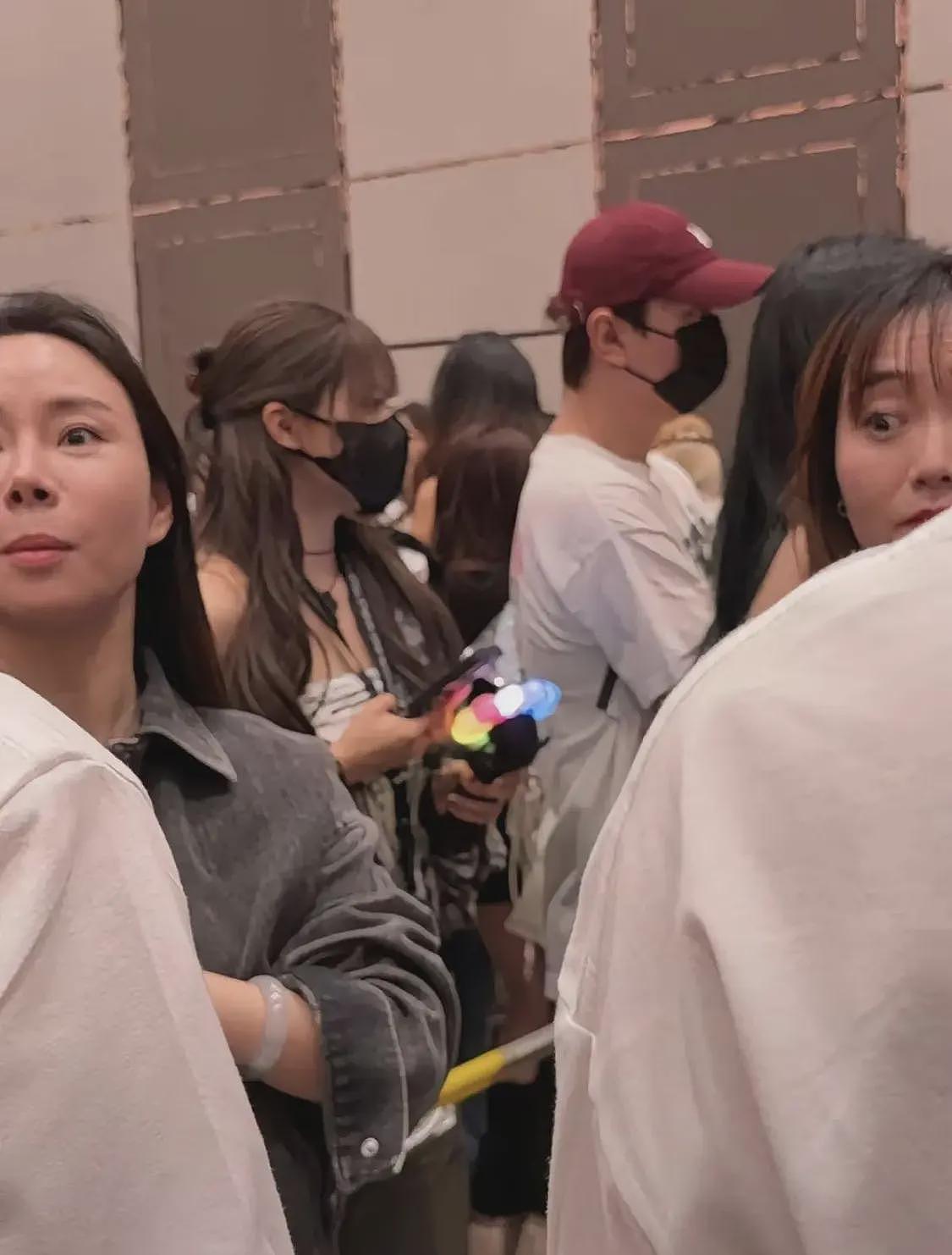 王思聪澳门看权志龙演唱会，携10名美女包vvip，实力有限只能坐第二排（组图） - 20