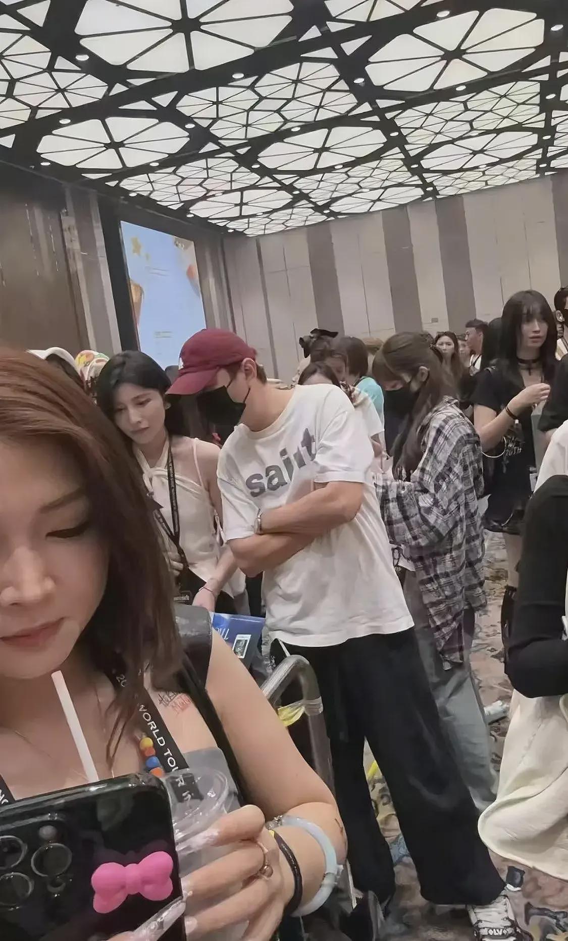 王思聪澳门看权志龙演唱会，携10名美女包vvip，实力有限只能坐第二排（组图） - 6