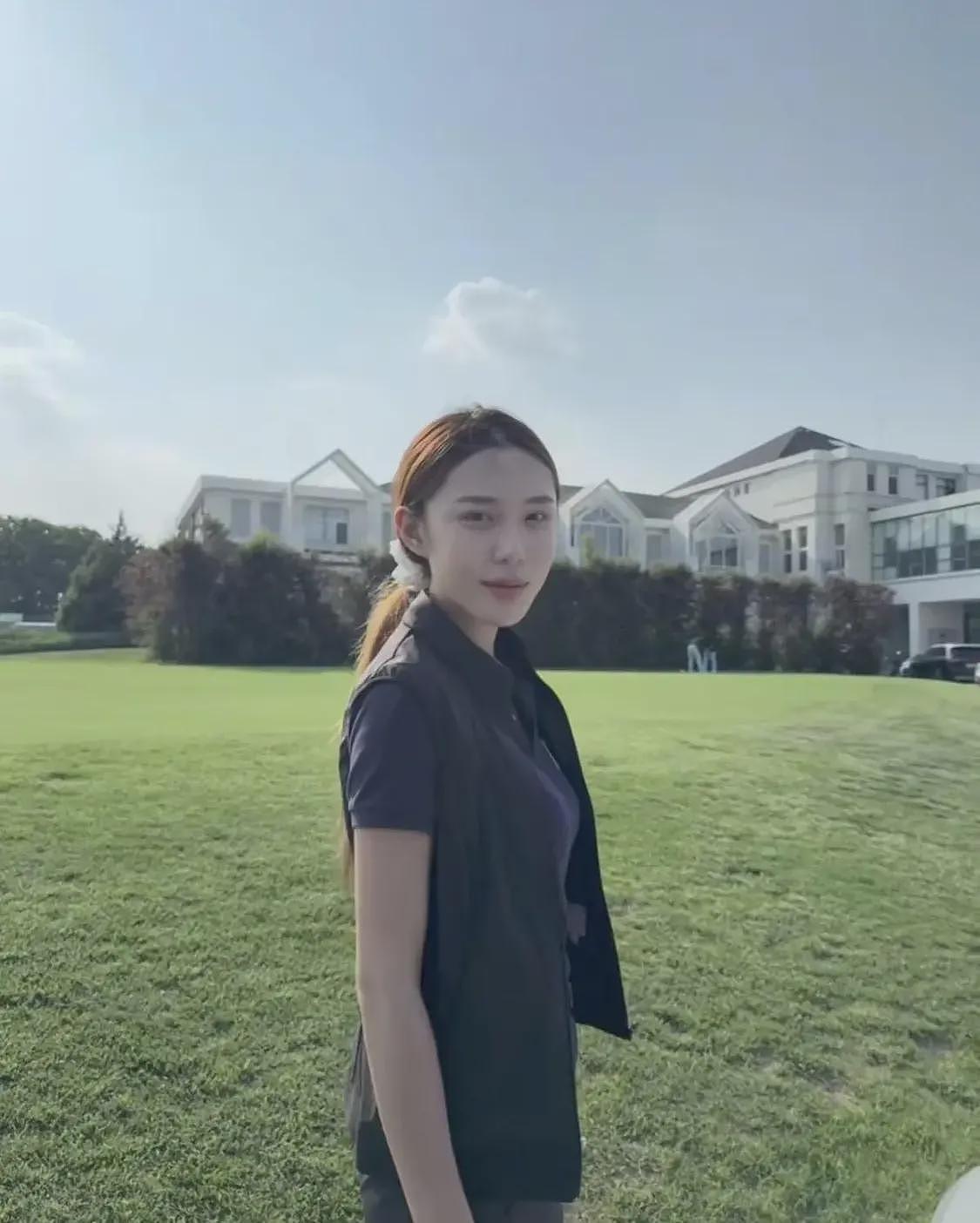 王思聪澳门看权志龙演唱会，携10名美女包vvip，实力有限只能坐第二排（组图） - 18