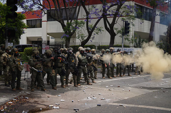 洛杉矶暴乱,现场如战区!特朗普派兵进入市中心(组图) - 14