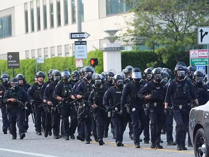 特朗普下令：解放洛杉矶！三弹齐发射向抗议人群（组图） - 2