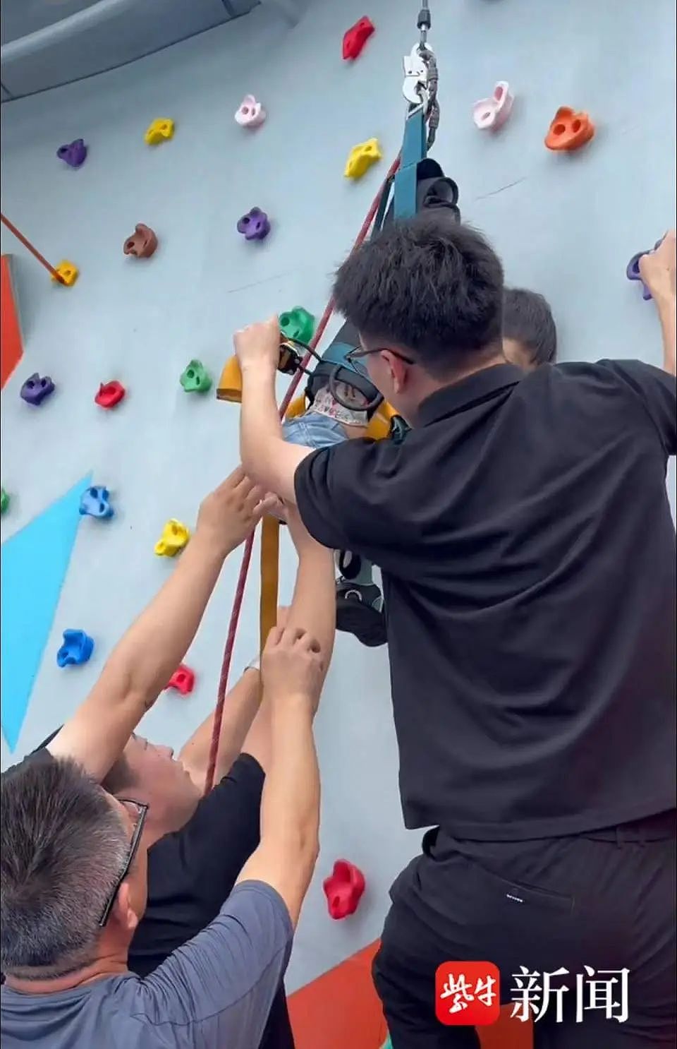 青岛一男童商场攀岩被绳索勒脖20分钟,母亲:工作人员全程没做任何救援(组图) - 2