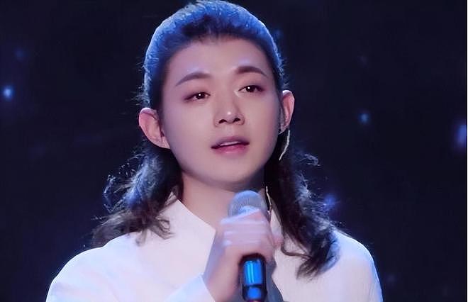 退圈四年后，霍尊事业东山再起，而被送进监狱的陈露下场唏嘘（组图） - 2