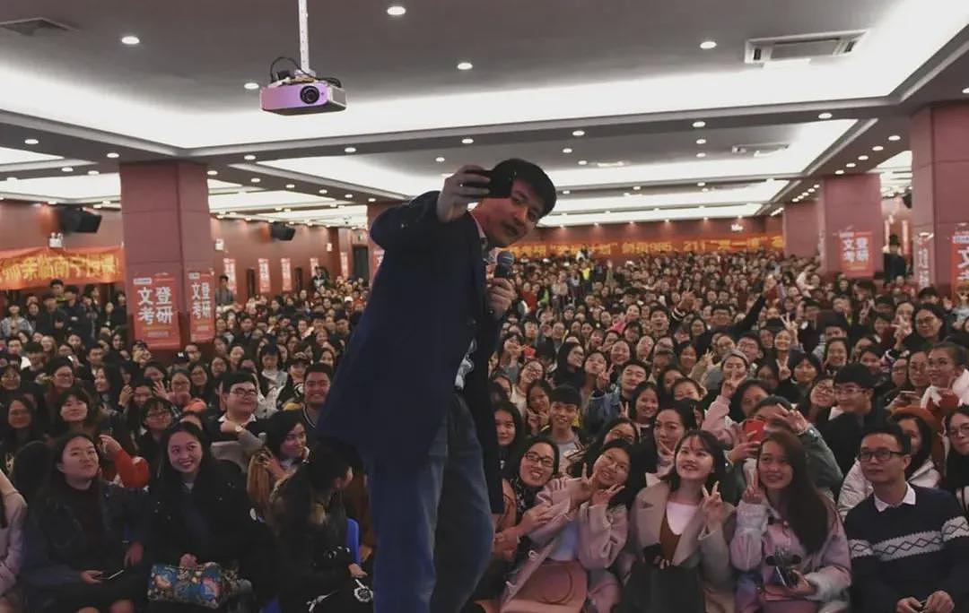 张雪峰“高调含泪退网”，到底得罪谁了？（组图） - 21