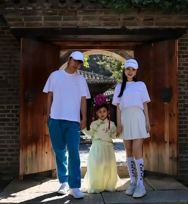 白百何小儿子当街打妈妈，看到她的反应，才知与前夫的儿子多委屈（组图） - 22