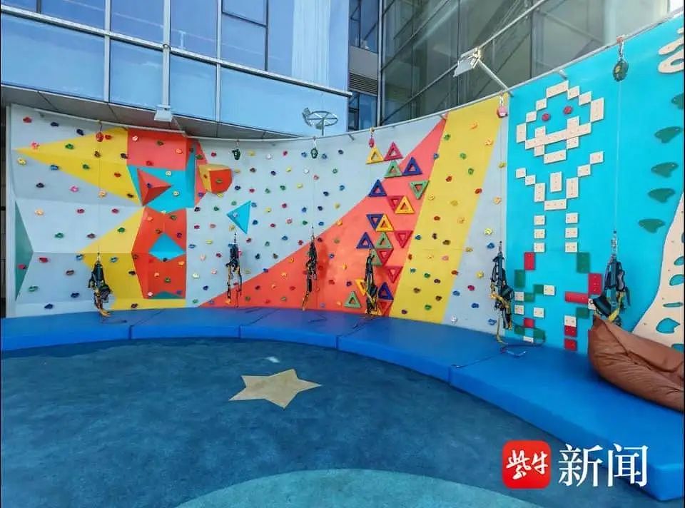 青岛一男童商场攀岩被绳索勒脖20分钟,母亲:工作人员全程没做任何救援(组图) - 1