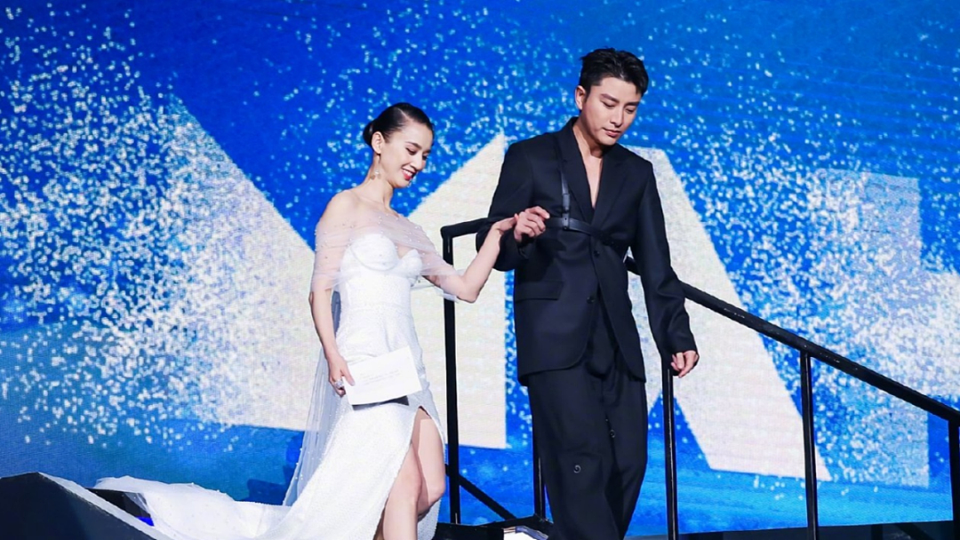 黄圣依初恋是贾乃亮,大学青涩照片流出,仍然向往下一段婚姻(组图) - 1