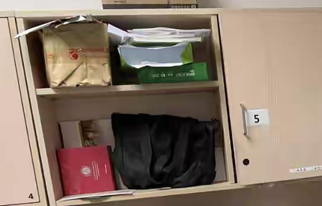 韦东奕的办公室非常简陋，桌上摆着塑料袋，矿泉水瓶一个月才换（组图） - 10