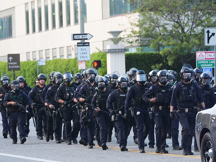 骚乱席卷洛杉矶?当地华人亲历骚乱,称街头已经出现打砸抢,“大量民众冲上街头,和警察对峙,高喊口号”(组图) - 5