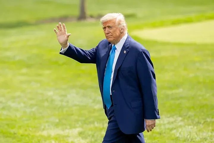 特朗普下令：解放洛杉矶！三弹齐发射向抗议人群（组图） - 1