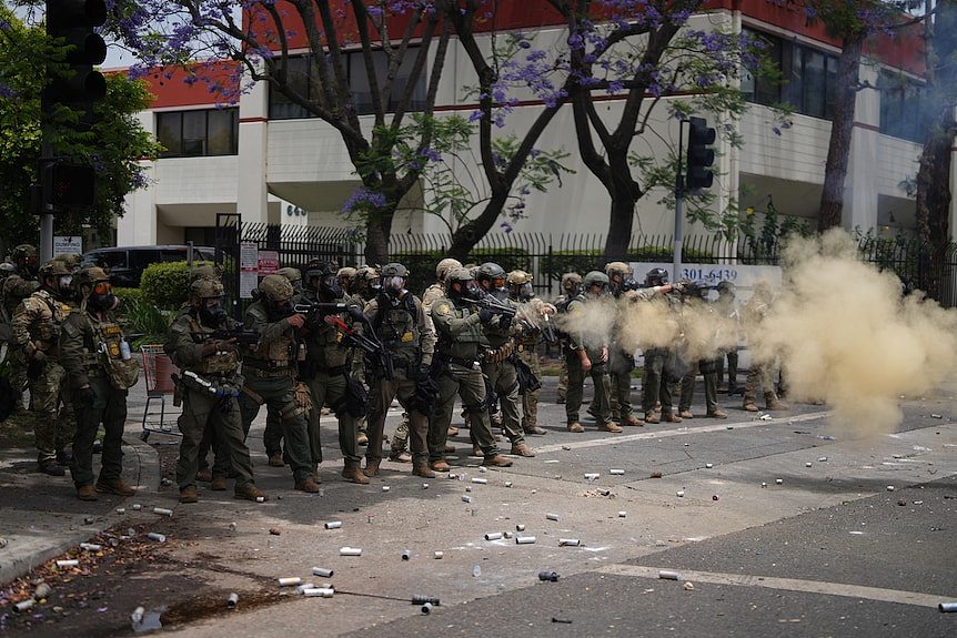 洛杉矶示威抗议:特朗普部署国民警卫队凸显两党之争(组图) - 1