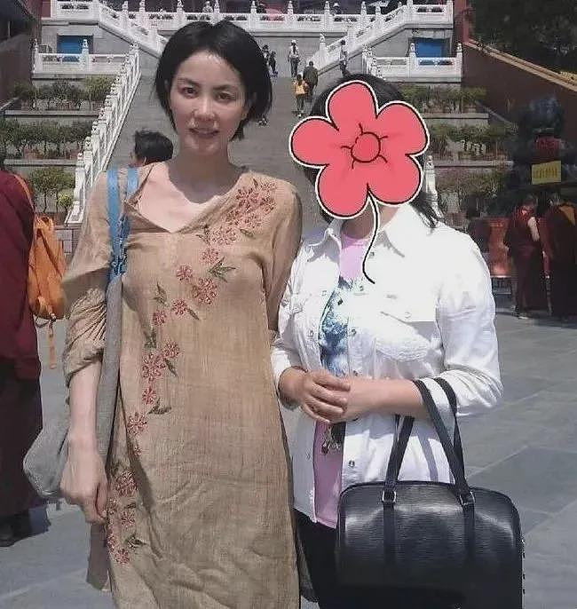 55岁王菲现身寺庙被偶遇，穿老土碎花裙仍美得脱俗，素面朝天状态好很松弛（组图） - 2