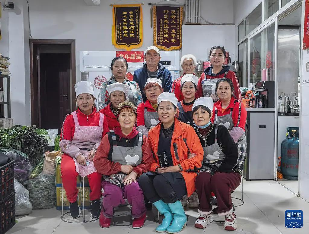 为实现女儿遗愿，她创办这间食堂照顾数百孤寡老人（组图） - 1