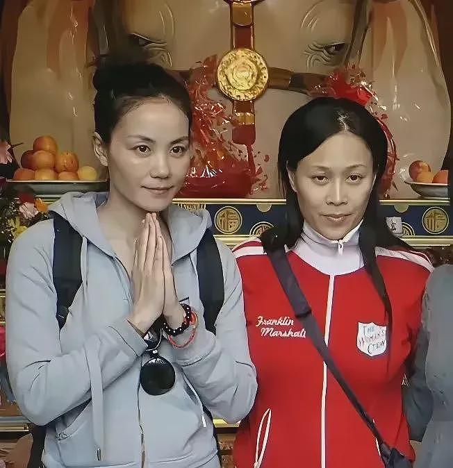 55岁王菲现身寺庙被偶遇，穿老土碎花裙仍美得脱俗，素面朝天状态好很松弛（组图） - 4