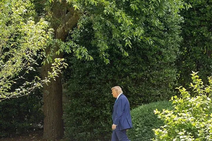 特朗普下令：解放洛杉矶！三弹齐发射向抗议人群（组图） - 3
