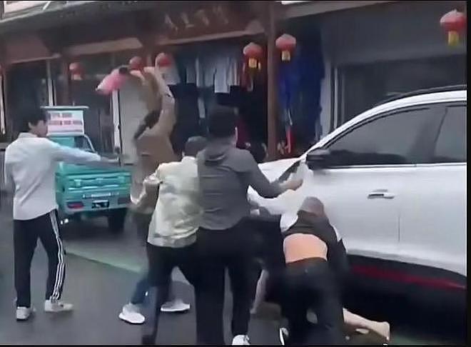 游客被打事件泾县警方多人被追责，副所长拉偏架被免职不冤！（组图） - 1