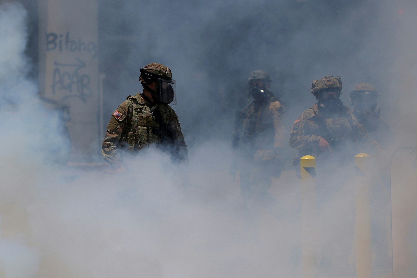 洛杉矶骚乱催泪弹、震爆弹上阵，背后的美国裂痕危机（组图） - 4