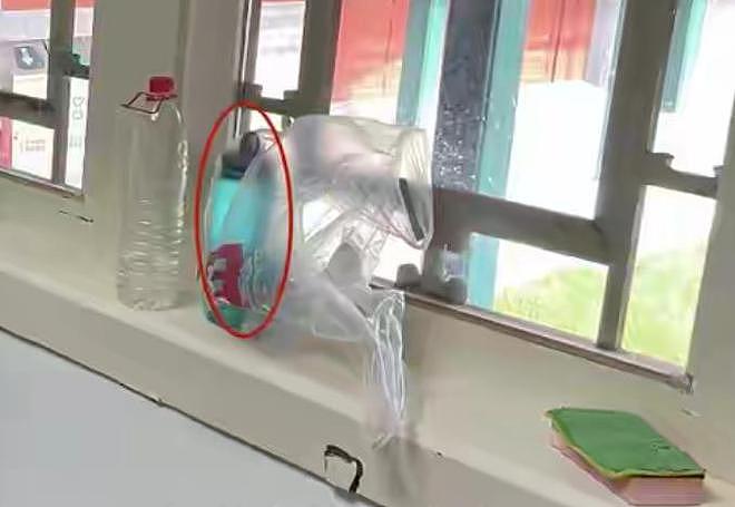 韦东奕的办公室非常简陋，桌上摆着塑料袋，矿泉水瓶一个月才换（组图） - 7