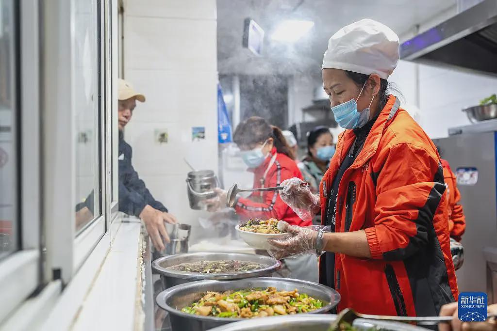 为实现女儿遗愿，她创办这间食堂照顾数百孤寡老人（组图） - 13