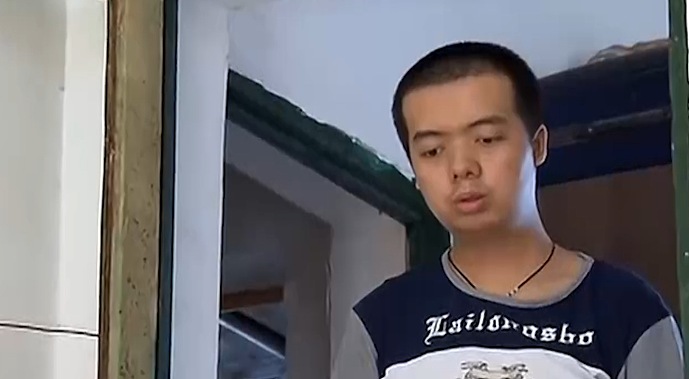 “不让整容我就去死!”,19岁少年嫌长得丑,竟持刀威胁母亲要整容,结局令人沉默(组图) - 1