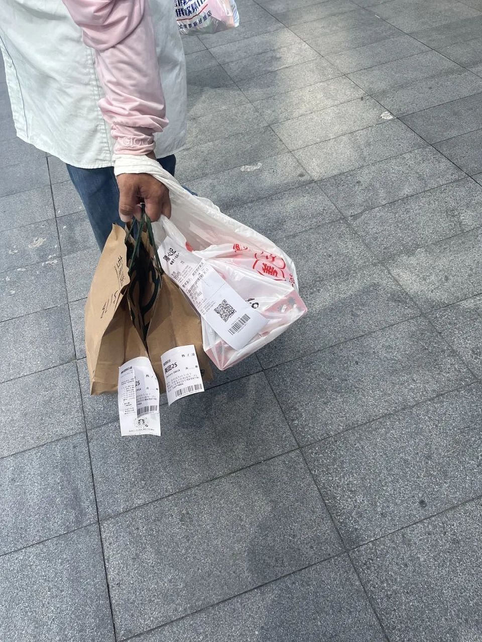 知名女演员在深圳送外卖?冲上热搜!许多网友偶遇了……(组图) - 15