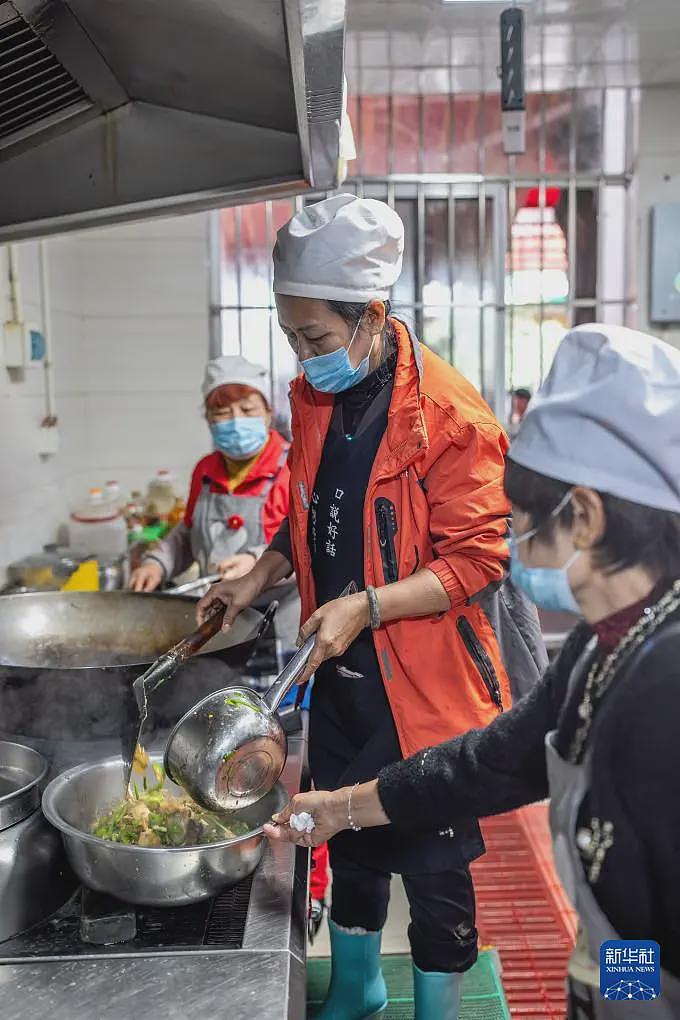 为实现女儿遗愿，她创办这间食堂照顾数百孤寡老人（组图） - 18