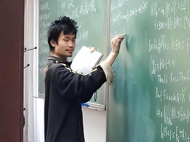韦东奕的办公室非常简陋，桌上摆着塑料袋，矿泉水瓶一个月才换（组图） - 1