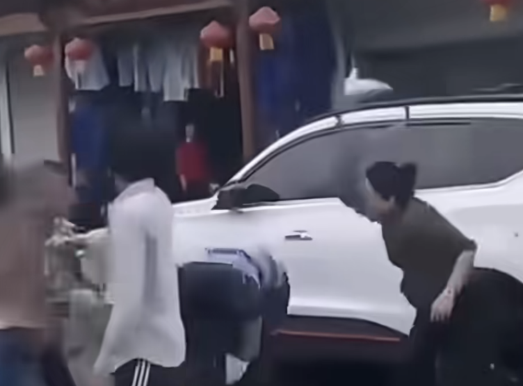 安徽饭店前停车拒用餐，游客遭围殴仅获赔500元！网友气炸（视频/组图） - 3