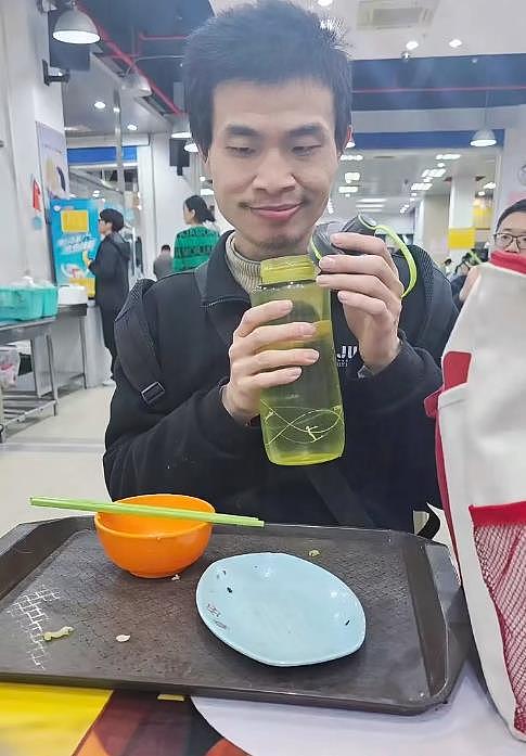 韦东奕的办公室非常简陋，桌上摆着塑料袋，矿泉水瓶一个月才换（组图） - 8