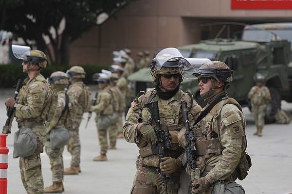 美国内战前兆?特朗普派500海军陆战队待命,加州州长呛“有种抓我”(组图) - 4