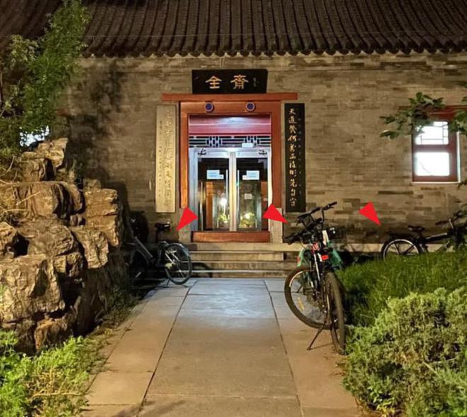 韦东奕的办公室非常简陋，桌上摆着塑料袋，矿泉水瓶一个月才换（组图） - 12