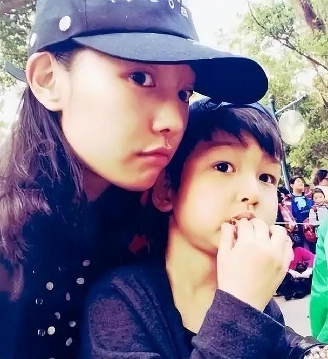 白百何小儿子当街打妈妈，看到她的反应，才知与前夫的儿子多委屈（组图） - 17