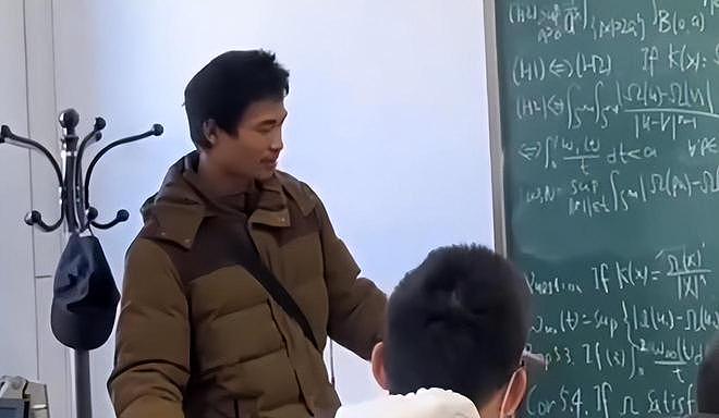 韦东奕的办公室非常简陋，桌上摆着塑料袋，矿泉水瓶一个月才换（组图） - 20