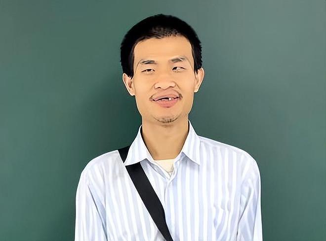 韦东奕的办公室非常简陋，桌上摆着塑料袋，矿泉水瓶一个月才换（组图） - 19