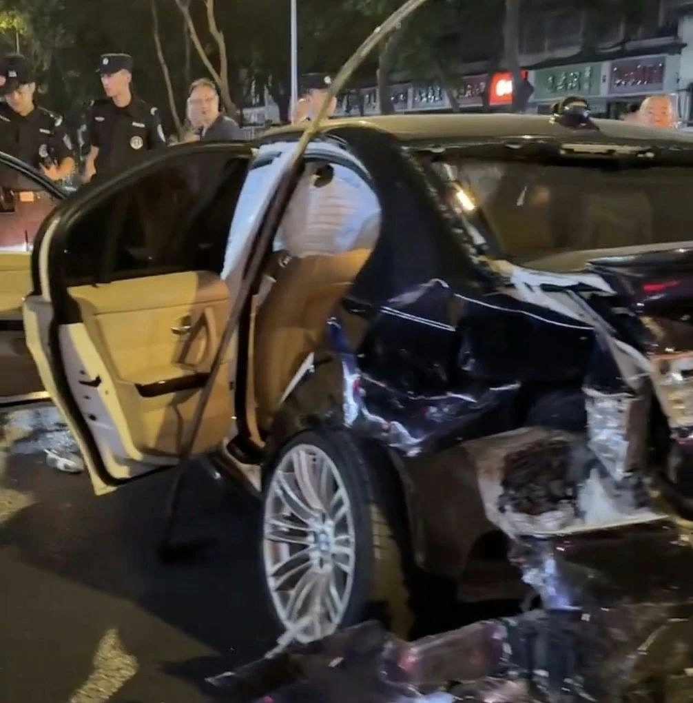 成都闹市网约车失控连撞多车!目击者:单车被辗成两截,有人受伤(组图) - 3