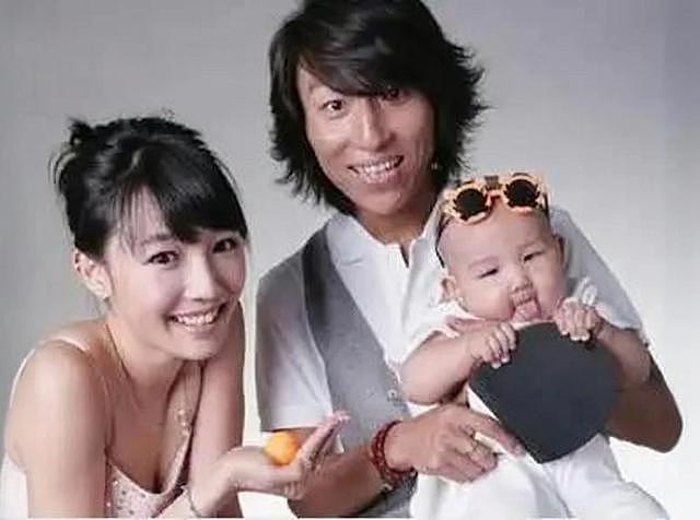 白百何小儿子当街打妈妈，看到她的反应，才知与前夫的儿子多委屈（组图） - 23