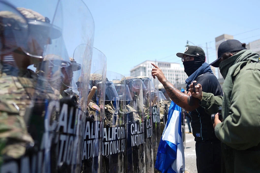 特朗普强硬表态：解放洛杉矶！警方开枪，新华社记者被催泪弹、橡皮子弹击中！（组图） - 2