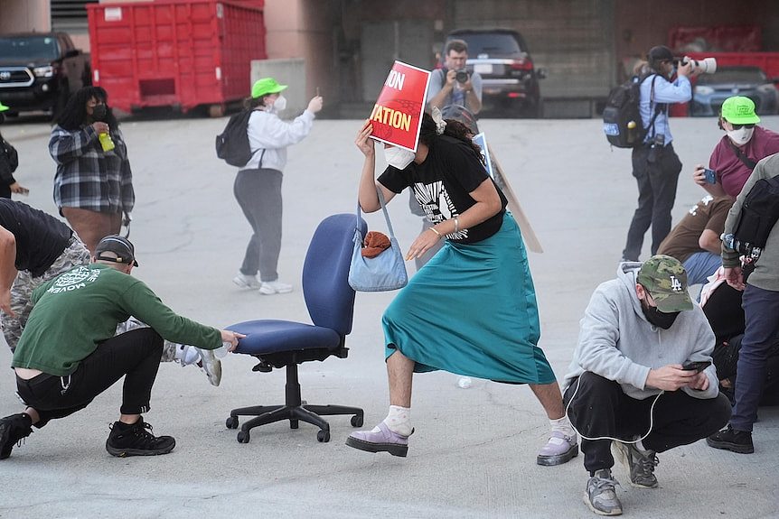 洛杉矶示威抗议:特朗普部署国民警卫队凸显两党之争(组图) - 2