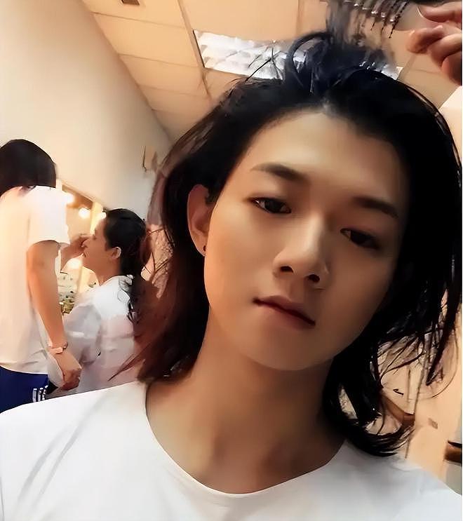 退圈四年后，霍尊事业东山再起，而被送进监狱的陈露下场唏嘘（组图） - 11
