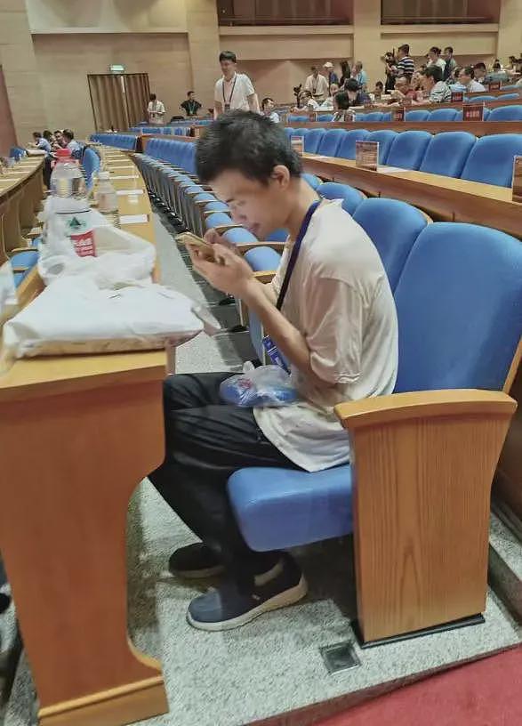 1条视频涨粉2300万!济南一网红曝光韦东奕家庭地址,网友们骂声一片(组图) - 18