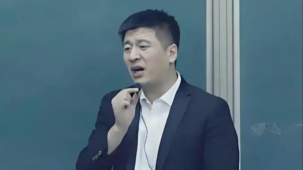 张雪峰“高调含泪退网”，到底得罪谁了？（组图） - 4