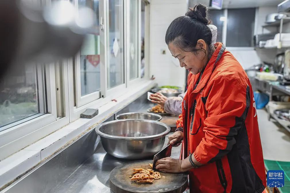 为实现女儿遗愿，她创办这间食堂照顾数百孤寡老人（组图） - 17