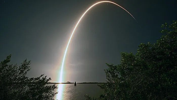 马斯克的“星链” 卫星大批坠落，SpaceX商业版图受挫（组图） - 1