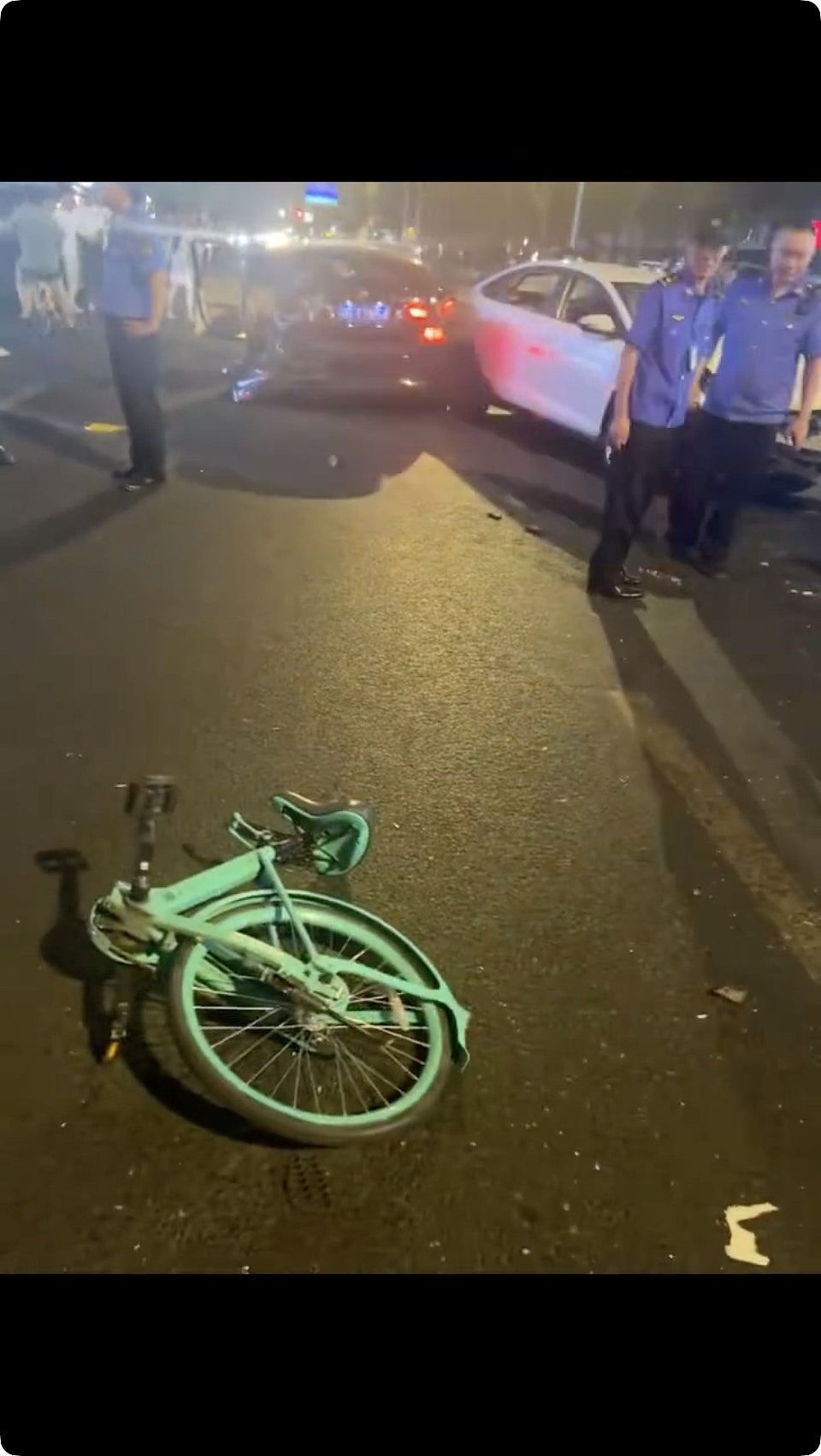 成都闹市网约车失控连撞多车!目击者:单车被辗成两截,有人受伤(组图) - 4