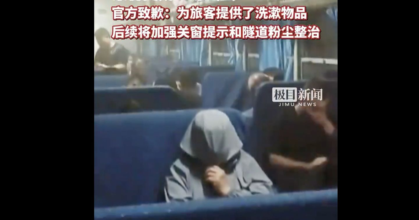 中国火车过山洞“窗户没关”！车厢吸入煤灰，乘客惨了......（视频/组图） - 1