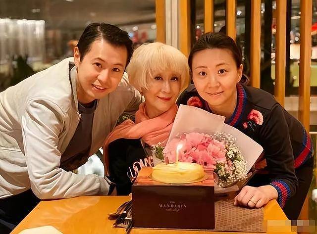 TVB“御用富婆”首次被邀请登台唱歌，气场十足，曾送女儿3000万豪车（组图） - 6