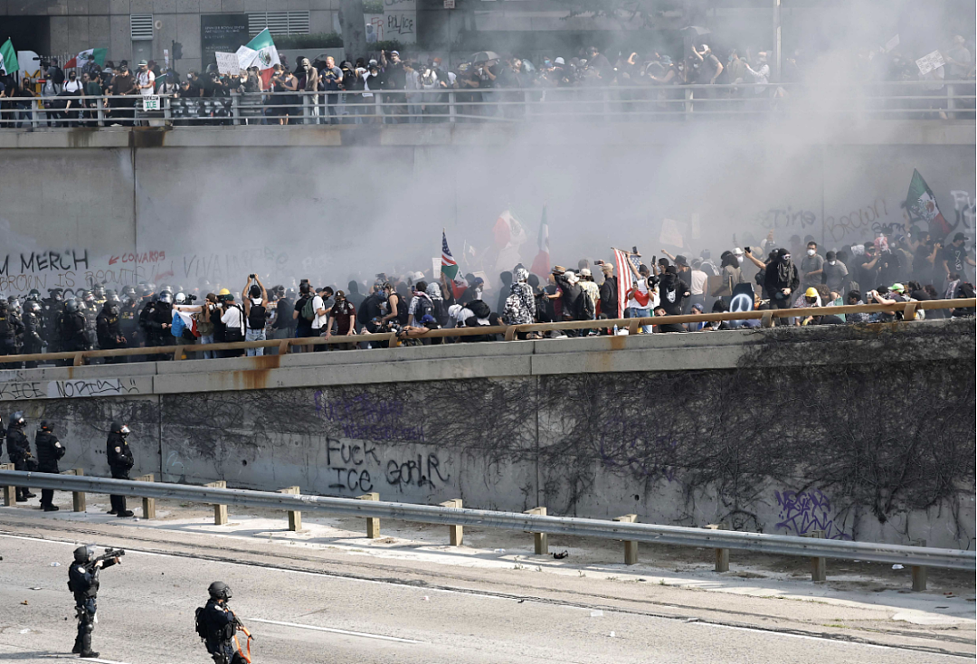 加州失控！“内战”升级！加州起诉特朗普非法调兵进入洛杉矶，特朗普喊话：支持逮捕加州州长（组图） - 11