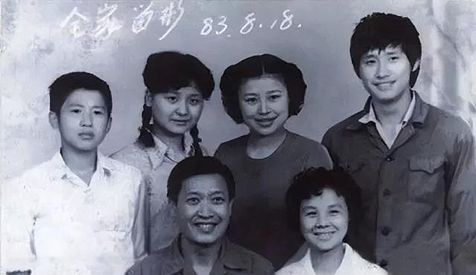 【情感】37岁因《士兵突击》爆红,40岁带娃再娶娇妻,如今身份曝光竟是熟悉的她...(组图) - 5
