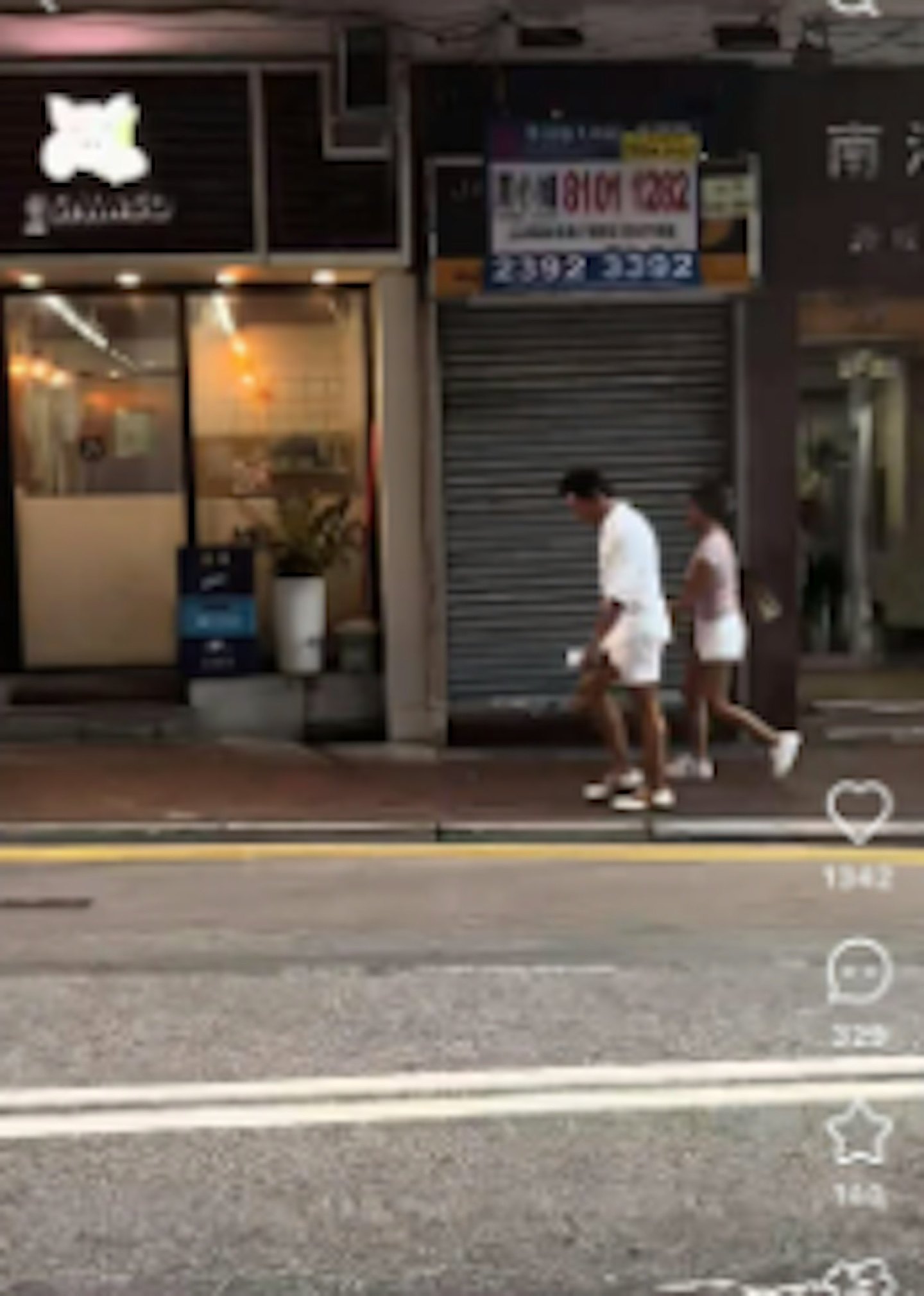 60岁知名港星与热裤中女走街疑爆新恋情,曾暗示“戴绿帽”致离婚(组图) - 4
