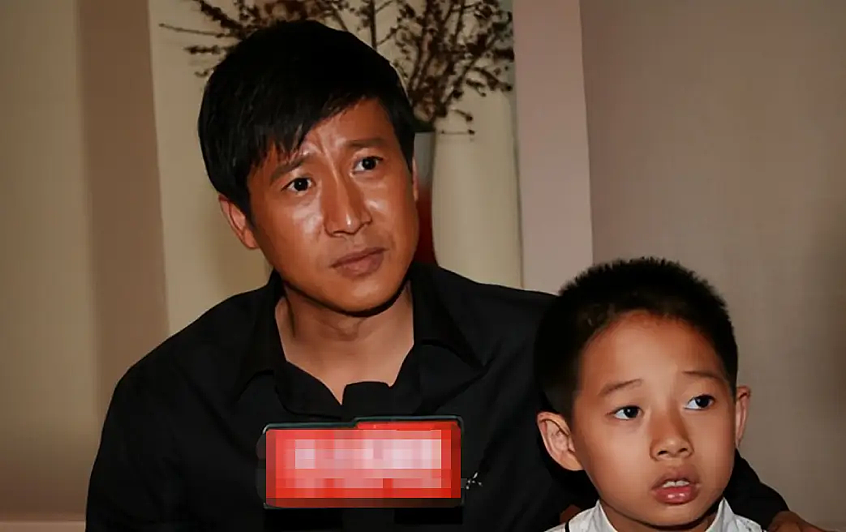 【情感】37岁因《士兵突击》爆红,40岁带娃再娶娇妻,如今身份曝光竟是熟悉的她...(组图) - 9